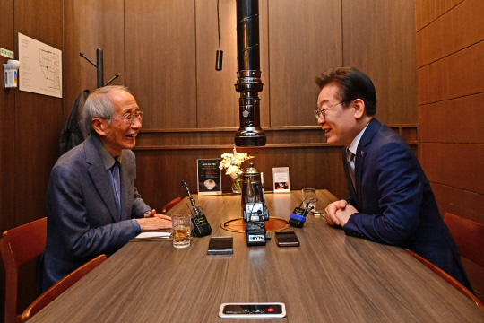 이재명 더불어민주당 대표가 30일 여의도 한 식당에서 윤여준 전 환경부 장관과 오찬 회동을 하고 있다. [연합뉴스=공동취재]